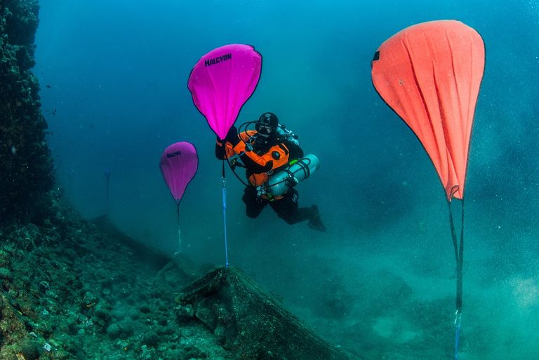 انتشال شباك الصيد من قاع البحر في اليونان