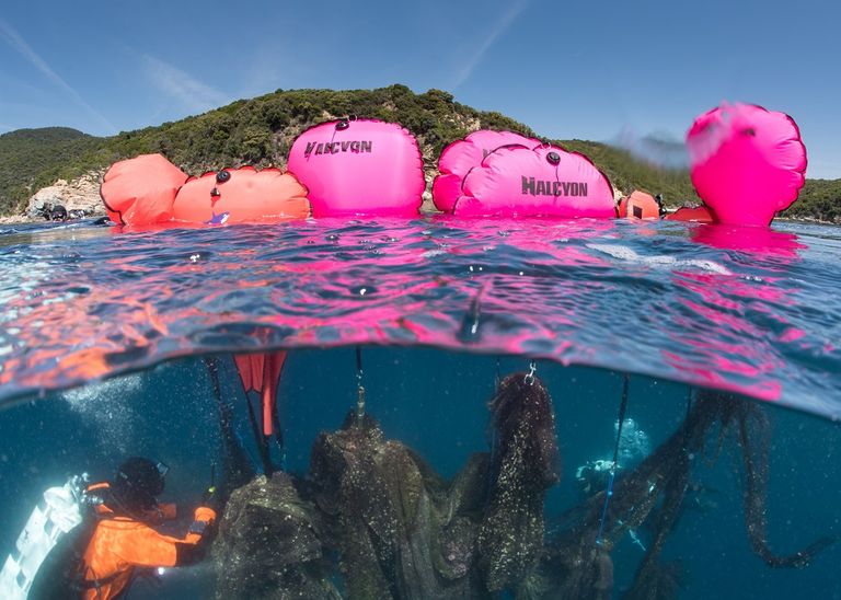 انتشال شباك الصيد من قاع البحر في اليونان