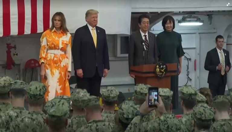  ترامب وميلانيا وشينزو آبي وقرينته خلال زيارة قاعدة بحرية في يوكوسوكا
