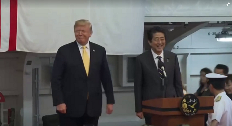  ترامب وميلانيا وشينزو آبي وقرينته خلال زيارة قاعدة بحرية في يوكوسوكا
