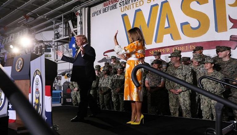   الرئيس الأمريكي وزوجته ميلانيا يخطبان الجنود