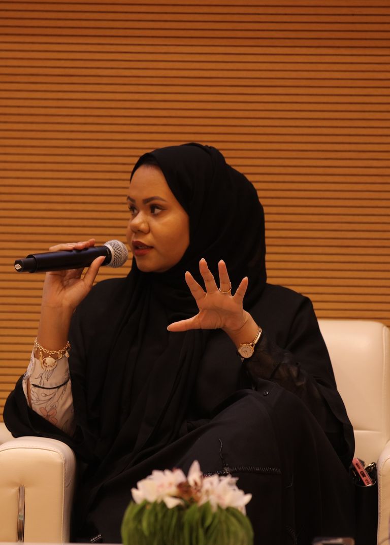 الروائيات الإماراتيات الثلاث خلال الجلسة