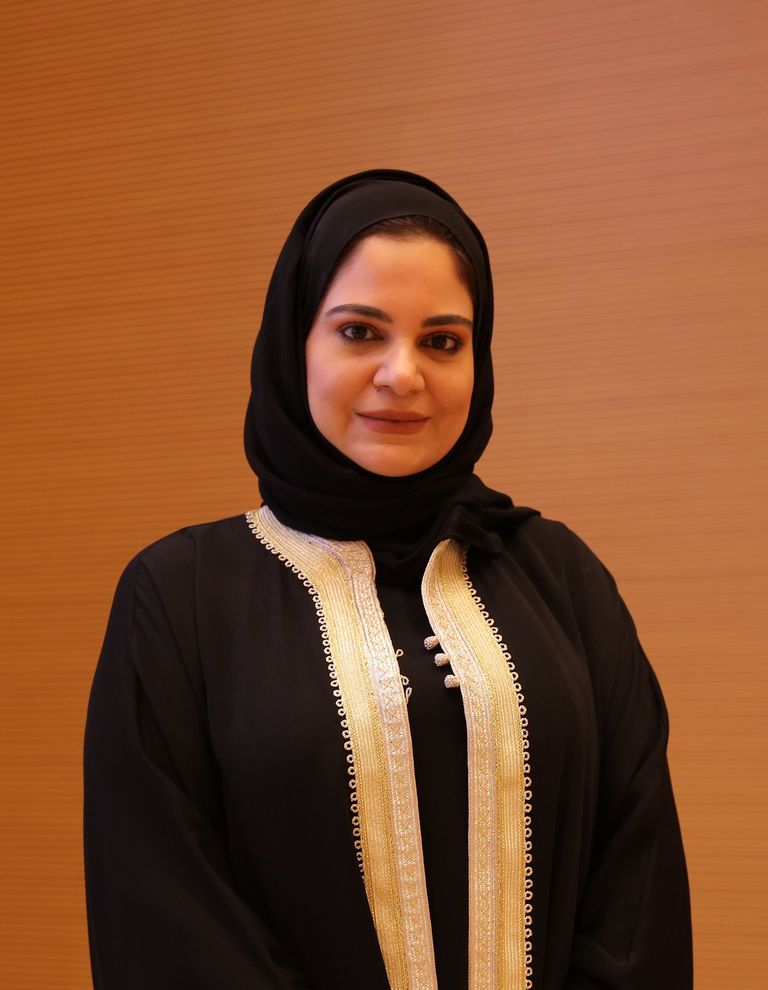 الروائيات الإماراتيات الثلاث خلال الجلسة