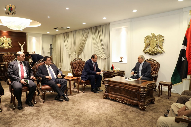 جانب من لقاء  المشير خليفة حفتر  ورئيس المخابرات العامة المصرية