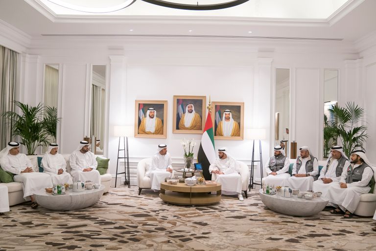 الشيخ حمدان بن زايد آل نهيان يستقبل وفد الهلال الأحمر الإماراتي
