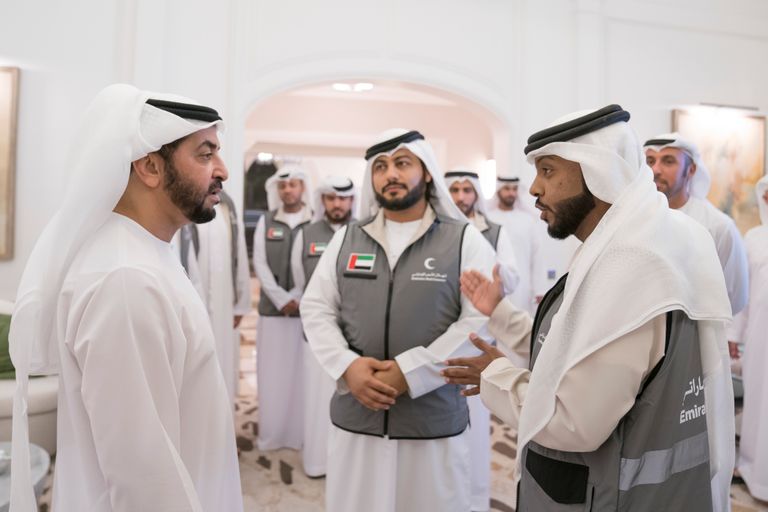 الشيخ حمدان بن زايد آل نهيان يستقبل وفد الهلال الأحمر الإماراتي