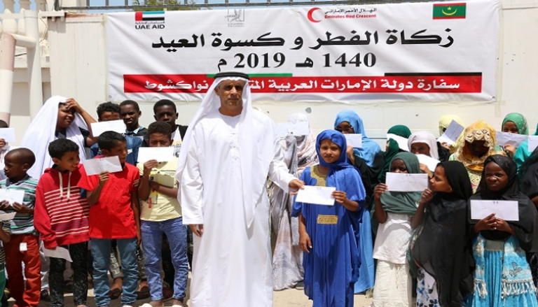 سفارة الإمارات في نواكشوط توزع زكاة الفطر وكسوة العيد على الأيتام