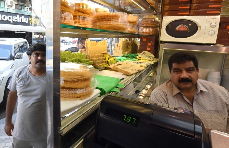 الأجانب في الإمارات يتذكرون بلدانهم من خلال حلويات رمضان