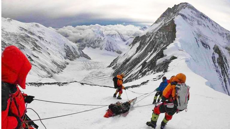 تجمع من المتسلقين في الطريق لقمة إيفرست
