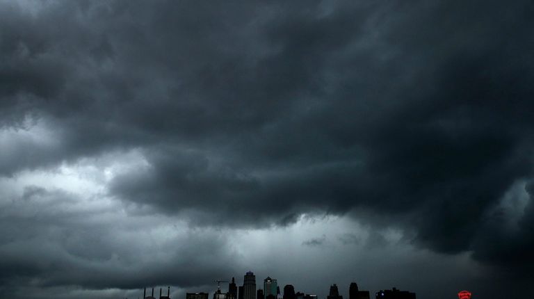 أعاصير تجلي الركاب من مطار كانساس سيتي الأمريكي