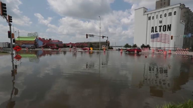 أعاصير تجلي الركاب من مطار كانساس سيتي الأمريكي