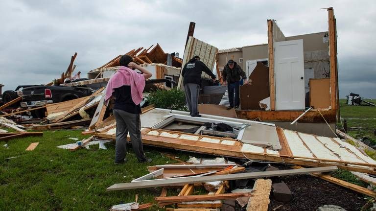 أعاصير تجلي الركاب من مطار كانساس سيتي الأمريكي