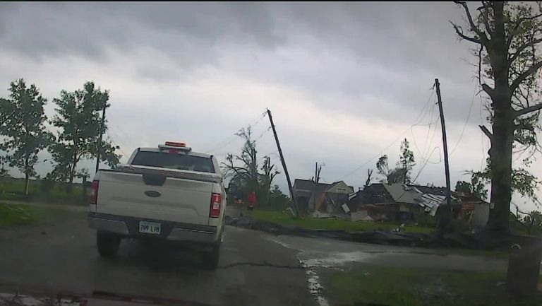 أعاصير تجلي الركاب من مطار كانساس سيتي الأمريكي