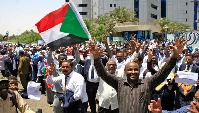 متظاهرون سودانيون أمام البنك المركزي في الخرطوم - أ ف ب