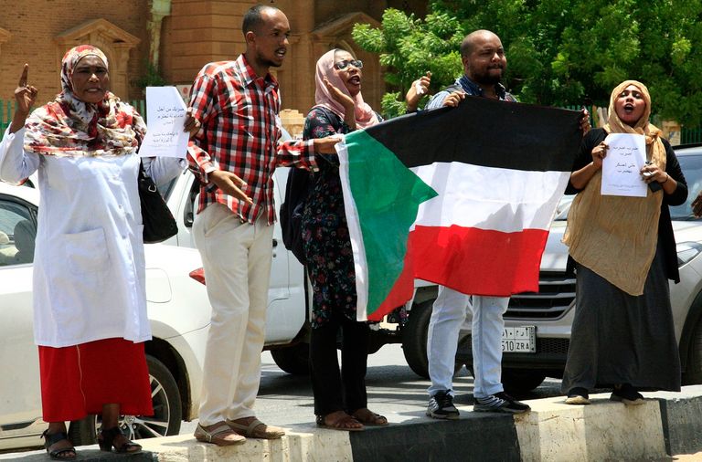 متظاهرون سودانيون أمام البنك المركزي في الخرطوم - أ ف ب