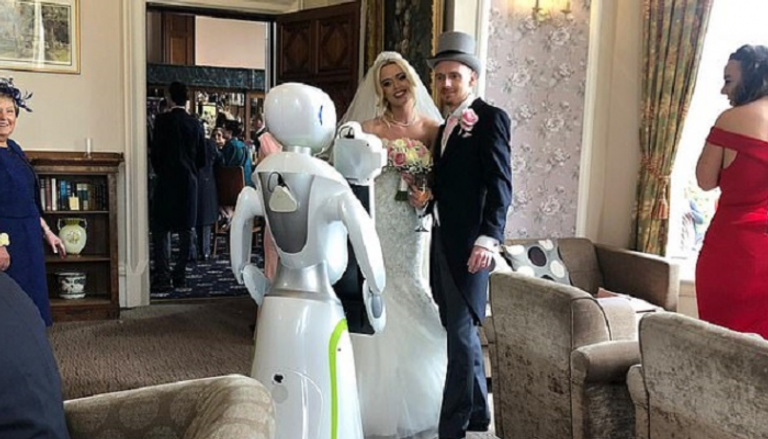 الروبوت "إيفا" خلال التقاطه صورة للعروسين