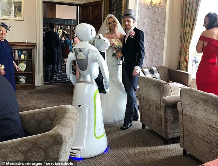 الروبوت "إيفا" خلال التقاطه صورة للعروسين