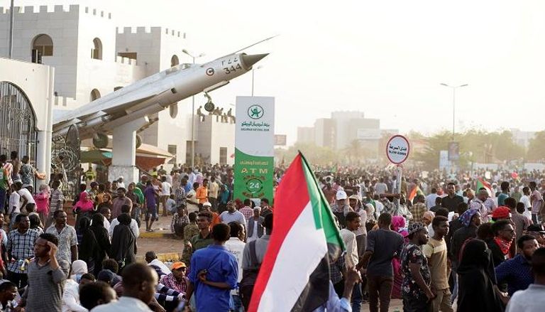 متظاهرون بمحيط مقر القيادة العامة للجيش السوداني