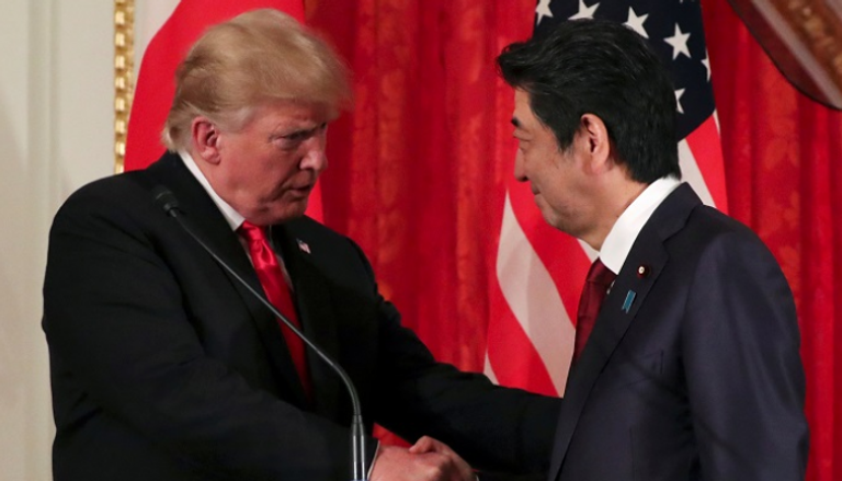 ترامب ورئيس وزراء اليابان- رويترز