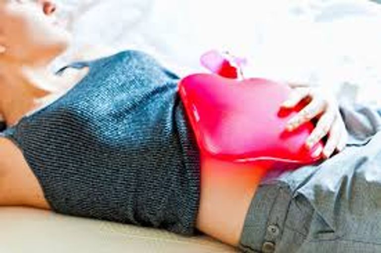 زجاجات الماء الساخن تقلل من آلام البطن