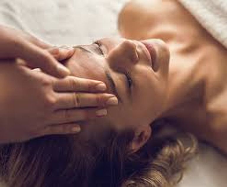 زجاجات الماء الساخن تقلل من آلام البطن