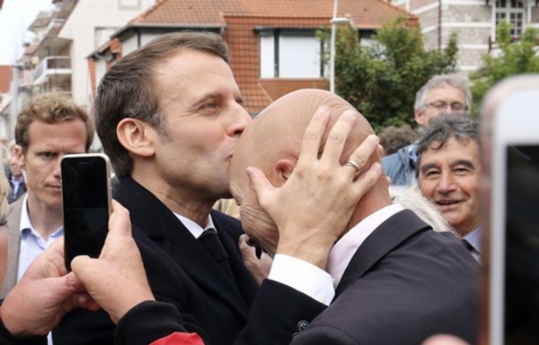 ماكرون يقبل رأس الرجل المسنّ
