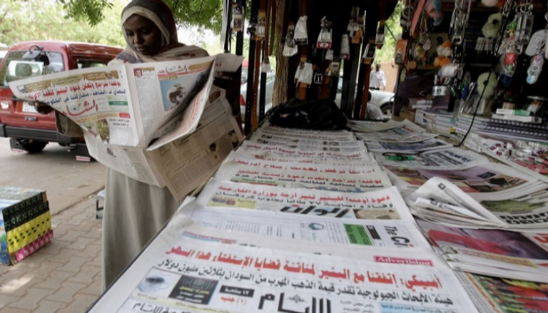 السودانيون يتعلقون بمطالعة الصحف يوميا - أرشيفية