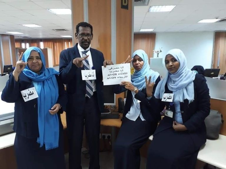 السودانيون يتعلقون بمطالعة الصحف يوميا - أرشيفية