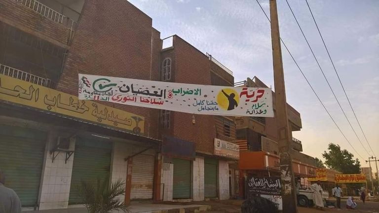 السودانيون يتعلقون بمطالعة الصحف يوميا - أرشيفية