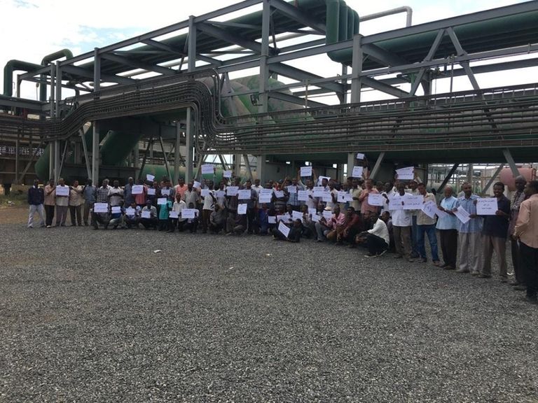 السودانيون يتعلقون بمطالعة الصحف يوميا - أرشيفية