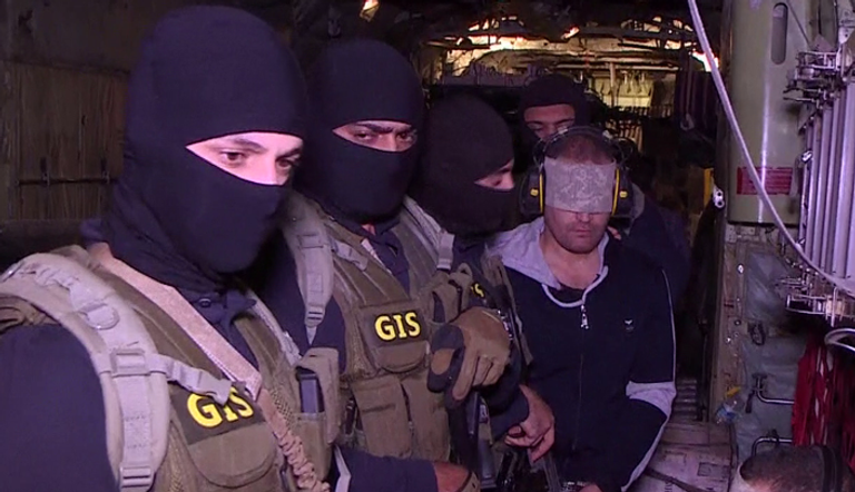 لحظة تسليم الإرهابي هشام عشماوي إلى مصر 