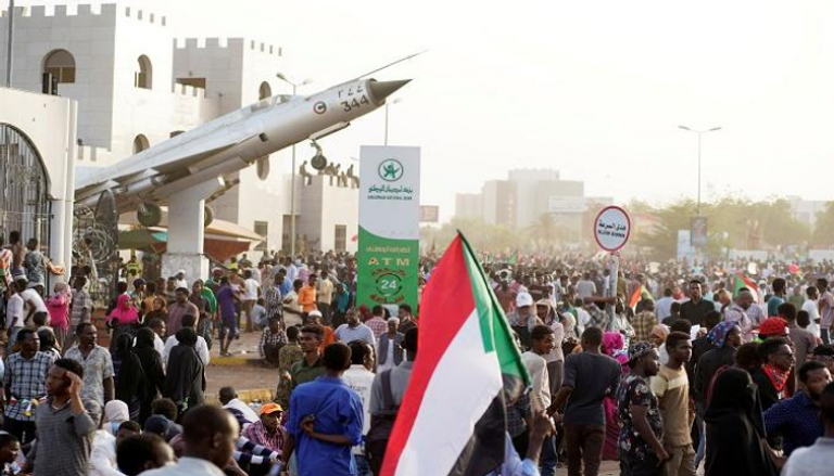 متظاهرون بمحيط مقر القيادة العامة للجيش السوداني - أرشيفية