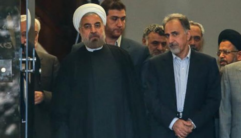 عمدة طهران السابق إلى يسار روحاني في الصورة - أرشيفية