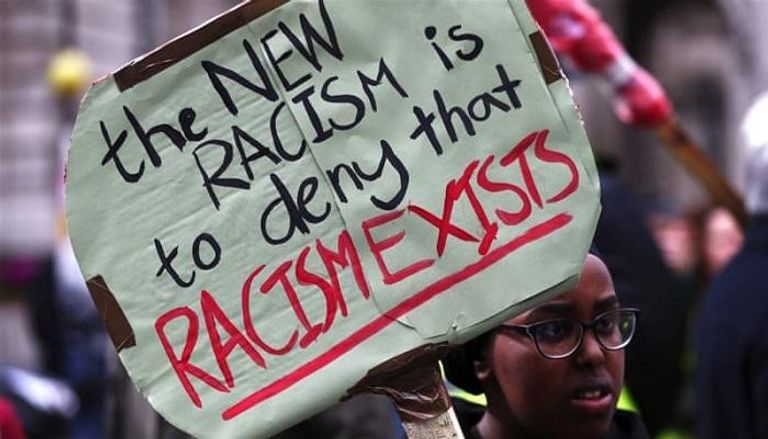 متظاهرة تشارك في مسيرة مناهضة للعنصرية في لندن