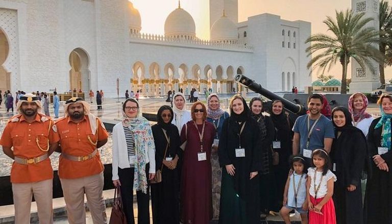 أعضاء السفارة والحكومة البريطانية خلال إفطار جامع الشيخ زايد في أبوظبي