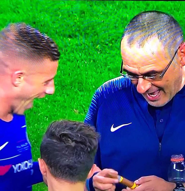 ساري يحتفل بالسيجار