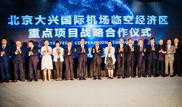 جانب من توقيع اتفاقية بين إعمار للتطوير ونيو إيروبوليس القابضة