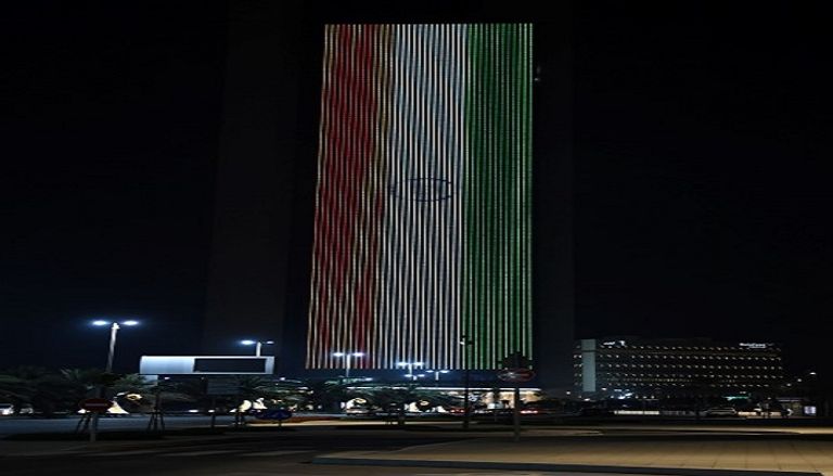 علم الهند على واجهة المبنى الرئيسي لأدنوك