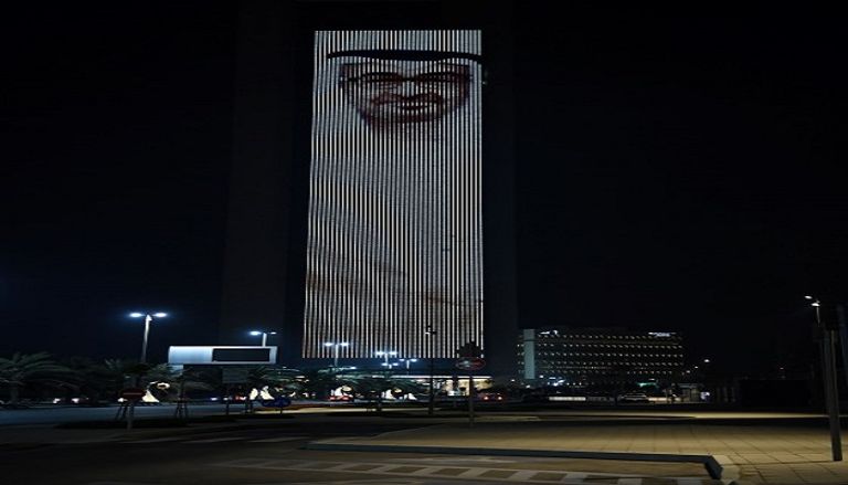 علم الهند على واجهة المبنى الرئيسي لأدنوك