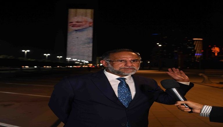 علم الهند على واجهة المبنى الرئيسي لأدنوك