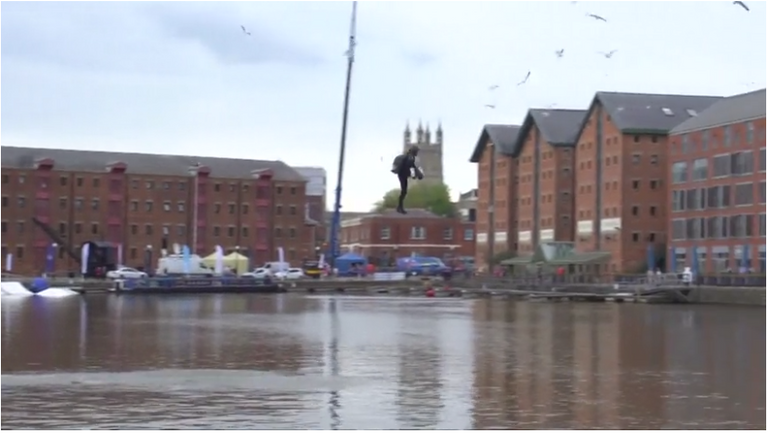 طيارون بـ"سترات نفاثة" يحلقون في سماء إنجلترا