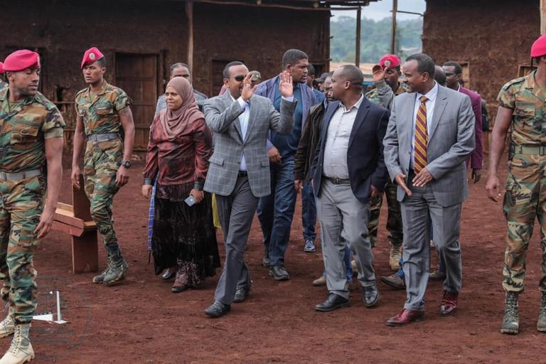 آبي أحمد يتفقد 3 آلاف عائد من النزوح بجنوب إثيوبيا