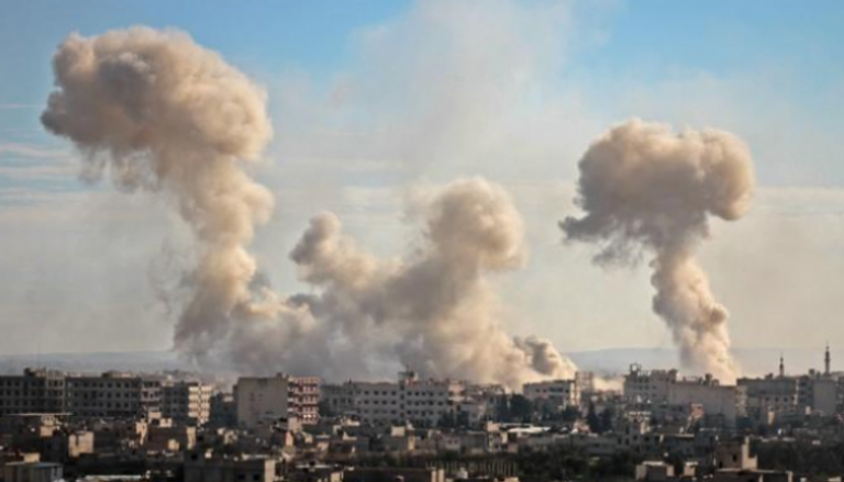 أعمدة الدخان تتصاعد في سماء إدلب بسبب القصف- أرشيفية