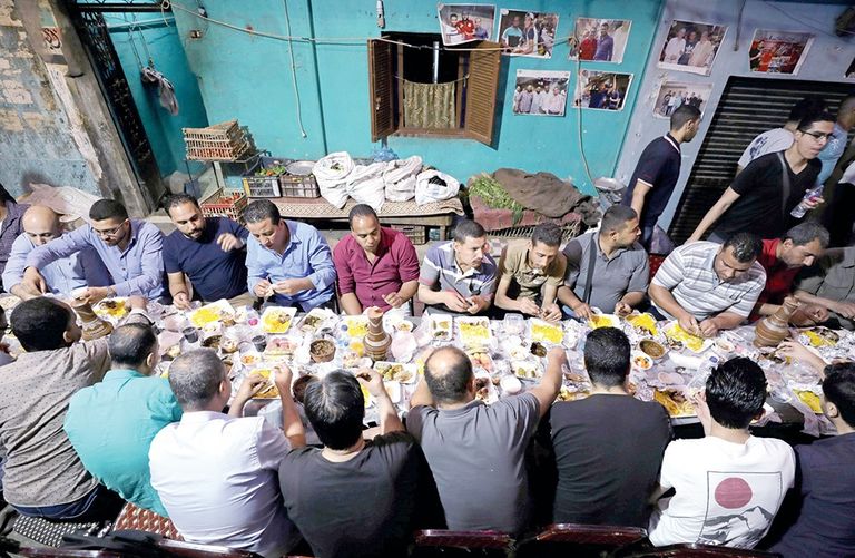 مائدة المطرية.. عمرها 5 سنوات.. طولها 900 متر وتفطر 3 آلاف