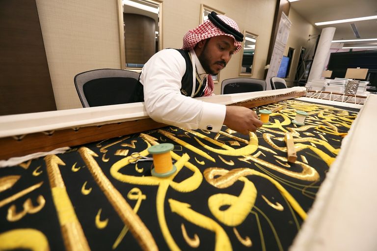 حرفيون يشاركون في صناعة كسوة الكعبة