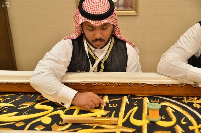 حرفيون يشاركون في صناعة كسوة الكعبة