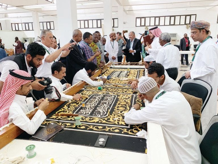 حرفيون يشاركون في صناعة كسوة الكعبة