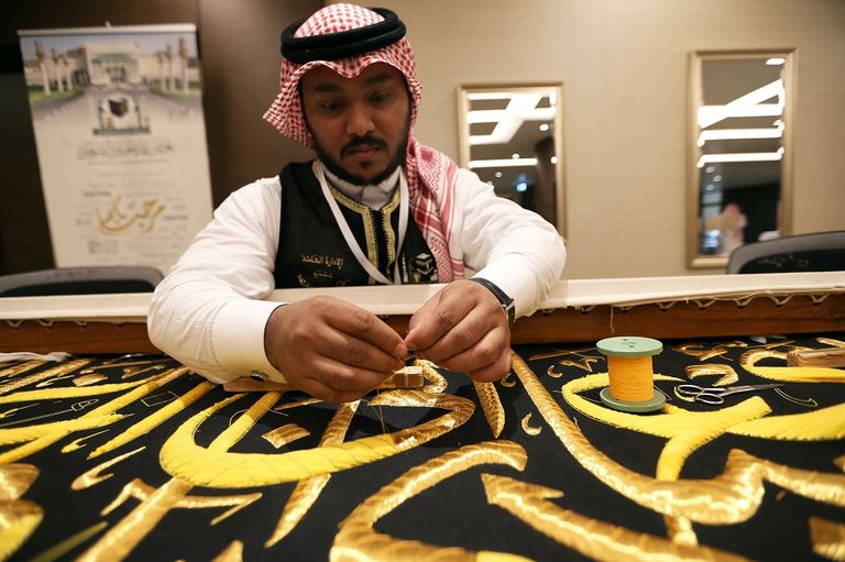 حرفيون يشاركون في صناعة كسوة الكعبة