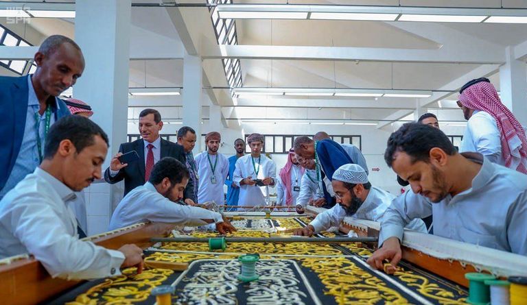 حرفيون يشاركون في صناعة كسوة الكعبة
