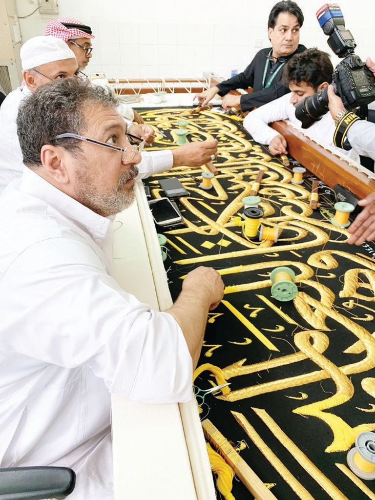 حرفيون يشاركون في صناعة كسوة الكعبة